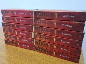 Stos książek Kristin Hannah "Kobiety"