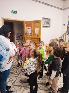 Bibliotekarka pokazuje wygląd książki należącej do biblioteki