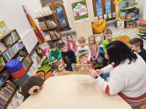 Bibliotekarka czyta dzieciom książkę